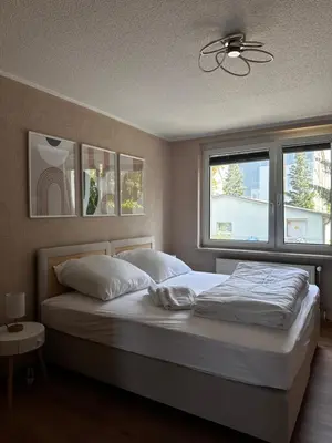 Ein Bett oder Betten in einem Zimmer der Unterkunft 3-Zimmer Ferienunterkunft inkl Parkplatz und Balkon, mit Nähe zum See