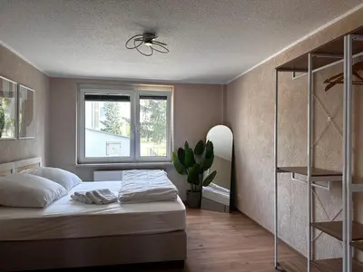 Ein Bett oder Betten in einem Zimmer der Unterkunft 3-Zimmer Ferienunterkunft inkl Parkplatz und Balkon, mit Nähe zum See