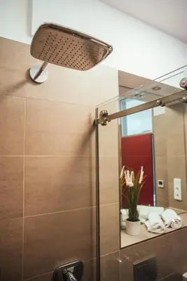 Ein Badezimmer in der Unterkunft The Rix Studios & Suites