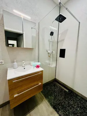 Ein Badezimmer in der Unterkunft HOLI DAY SPA 2-Bett Zimmer App 4