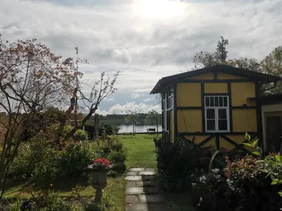 Ein Garten an der Unterkunft Inselhaus Werder FeWo Erna