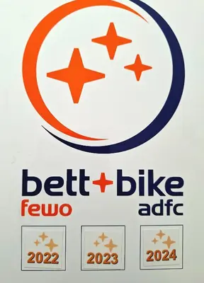 Ein Zertifikat, Auszeichnung, Logo oder anderes Dokument, das in der Unterkunft Apartment Premium im Gustav Seitz Gästehaus ausgestellt ist