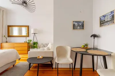 Ein Bett oder Betten in einem Zimmer der Unterkunft STUDIO IN EINEM RUHIGEN GARTEN, in der MITTE