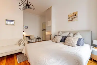 Ein Bett oder Betten in einem Zimmer der Unterkunft STUDIO IN EINEM RUHIGEN GARTEN, in der MITTE