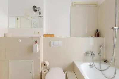 Ein Badezimmer in der Unterkunft STUDIO IN EINEM RUHIGEN GARTEN, in der MITTE
