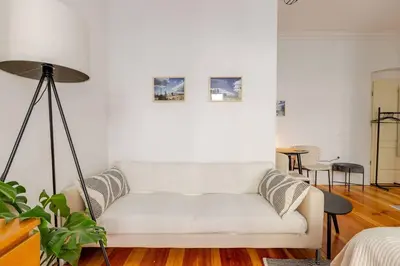 Ein Sitzbereich in der Unterkunft STUDIO IN EINEM RUHIGEN GARTEN, in der MITTE