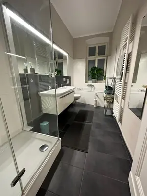 Ein Badezimmer in der Unterkunft Große Stadtwohnung direkt am Mauerpark