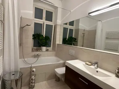 Ein Badezimmer in der Unterkunft Große Stadtwohnung direkt am Mauerpark