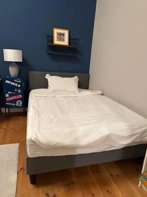 Ein Bett oder Betten in einem Zimmer der Unterkunft Große Stadtwohnung direkt am Mauerpark