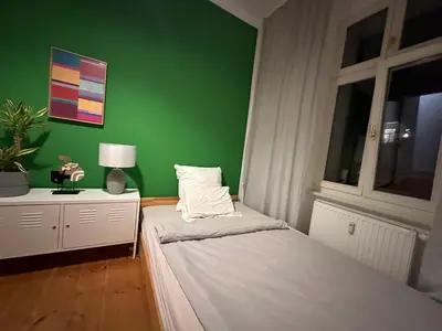 Ein Bett oder Betten in einem Zimmer der Unterkunft Große Stadtwohnung direkt am Mauerpark