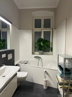 Ein Badezimmer in der Unterkunft Große Stadtwohnung direkt am Mauerpark