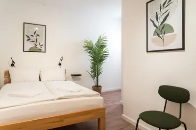 Ein Bett oder Betten in einem Zimmer der Unterkunft Spacious 1-Bedroom Apartment in Kreuzberg