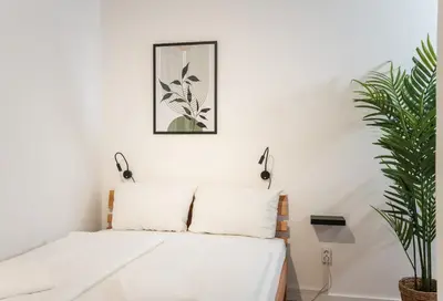 Ein Bett oder Betten in einem Zimmer der Unterkunft Spacious 1-Bedroom Apartment in Kreuzberg