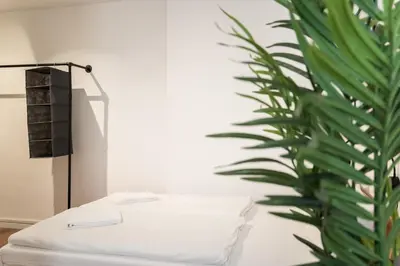Ein Bett oder Betten in einem Zimmer der Unterkunft Spacious 1-Bedroom Apartment in Kreuzberg