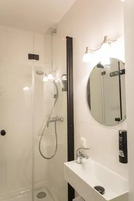 Ein Badezimmer in der Unterkunft Spacious 1-Bedroom Apartment in Kreuzberg