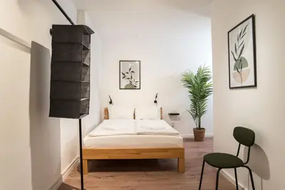 Ein Bett oder Betten in einem Zimmer der Unterkunft Spacious 1-Bedroom Apartment in Kreuzberg