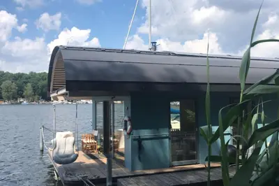 Blick auf einen Fluss in der Nähe des Bootes
