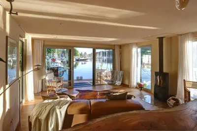 Ein Sitzbereich in der Unterkunft Hausboot vom Feinsten
