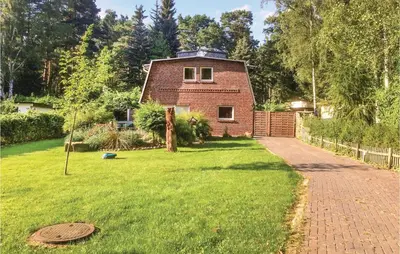 Ein Garten an der Unterkunft 4 Bedroom Gorgeous Home In Berlin