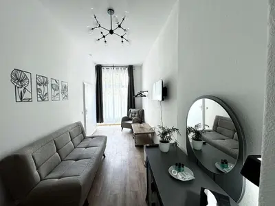 Ein Sitzbereich in der Unterkunft HolidayHome Apartments I Large 3 room apartment in the best location in Kreuzberg