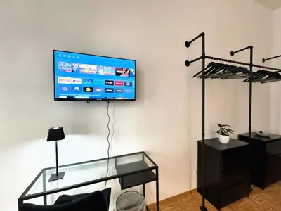 TV/Unterhaltungsangebot in der Unterkunft HolidayHome Apartments I Top Design Apartment in Heart of Berlin-Friedrichshain