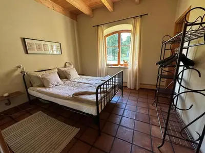 Ein Bett oder Betten in einem Zimmer der Unterkunft Stilvolle Gästezimmer auf romantischem Pferdehof
