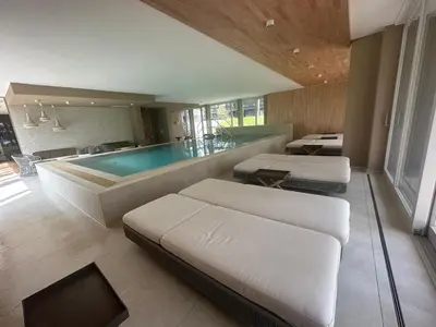 Der Swimmingpool an oder in der Nähe von Wunderschönes Apartment Soul Space mit Seeblick im Marina Resort Bad Saarow