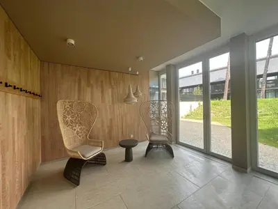 Ein Sitzbereich in der Unterkunft Wunderschönes Apartment Soul Space mit Seeblick im Marina Resort Bad Saarow