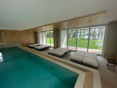 Der Swimmingpool an oder in der Nähe von Wunderschönes Apartment Soul Space mit Seeblick im Marina Resort Bad Saarow