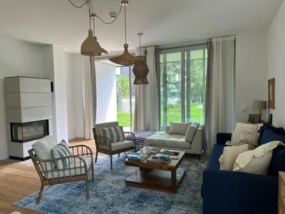 Ein Sitzbereich in der Unterkunft Wunderschönes Apartment Soul Space mit Seeblick im Marina Resort Bad Saarow