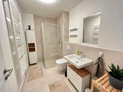 Ein Badezimmer in der Unterkunft 5 Sterne Apartment, Nähe Flughafen Berlin, WLAN