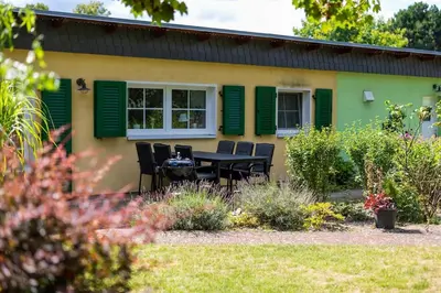 Ein Garten an der Unterkunft Ferienhaus Goldene Zeit I Terasse I Parkplatz I 3 SZ I 2 Bäder I 2 min zum See