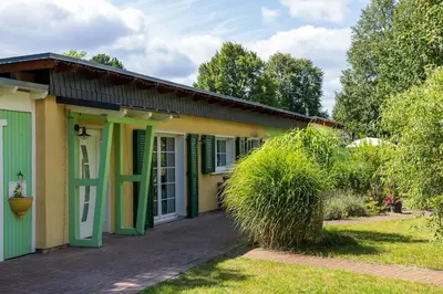 Ein Garten an der Unterkunft Ferienhaus Goldene Zeit I Terasse I Parkplatz I 3 SZ I 2 Bäder I 2 min zum See