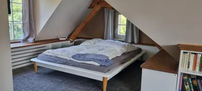 Ein Bett oder Betten in einem Zimmer der Unterkunft Ferienwohnung DG am Waldfriedhof