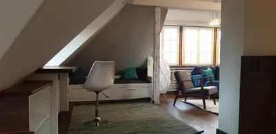 Ein Sitzbereich in der Unterkunft Ferienwohnung DG am Waldfriedhof