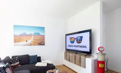 TV/Unterhaltungsangebot in der Unterkunft FEWO PARTNERS - Fewo California Dreaming 93 qm mit Garten in Wildau Nähe BER-Airport