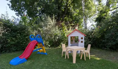 Ein Kinderspielbereich in der Unterkunft FEWO PARTNERS - Fewo California Dreaming 93 qm mit Garten in Wildau Nähe BER-Airport