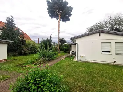 Ein Garten an der Unterkunft Monteur-Haus Agave Berlin Treptow, Neukölln, Altglienicke