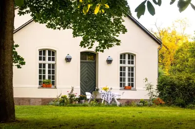 Ein Garten an der Unterkunft Kleines Schloss Lanke