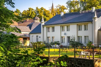 Ein Garten an der Unterkunft Kleines Schloss Lanke