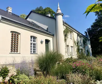 Ein Garten an der Unterkunft Kleines Schloss Lanke