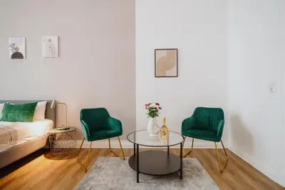 Ein Sitzbereich in der Unterkunft Homely Berlin - City Center, Modern, Historical, Near Park