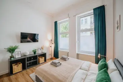 Ein Bett oder Betten in einem Zimmer der Unterkunft Homely Berlin - City Center, Modern, Historical, Near Park