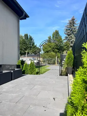 Ein Garten an der Unterkunft Apartment Hukic mit 2 Schlafzimmer