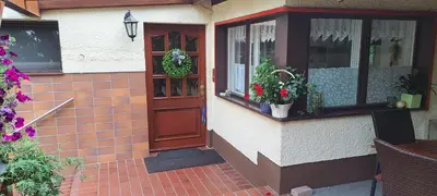 Ein Garten an der Unterkunft Ferienwohnung Am See mit kleinem Boot und 3er Kajak und 2 SUP