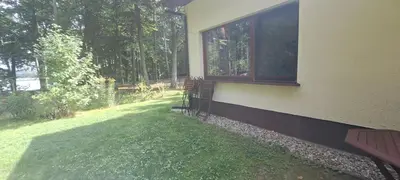 Ein Garten an der Unterkunft Ferienwohnung Am See mit kleinem Boot und 3er Kajak und 2 SUP