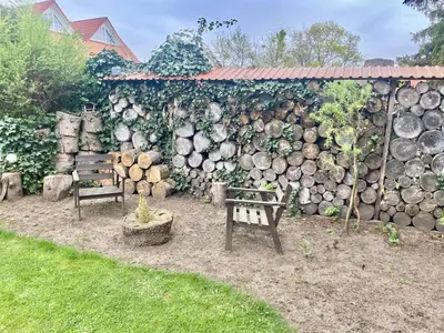Ein Garten an der Unterkunft Ferienhaus in Wald und Seenähe