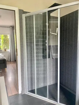 Ein Badezimmer in der Unterkunft Ferienhaus in Wald und Seenähe