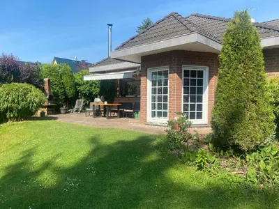 Ein Garten an der Unterkunft Ferienhaus in Wald und Seenähe