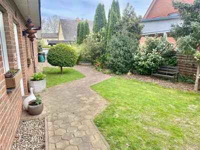 Ein Garten an der Unterkunft Ferienhaus in Wald und Seenähe